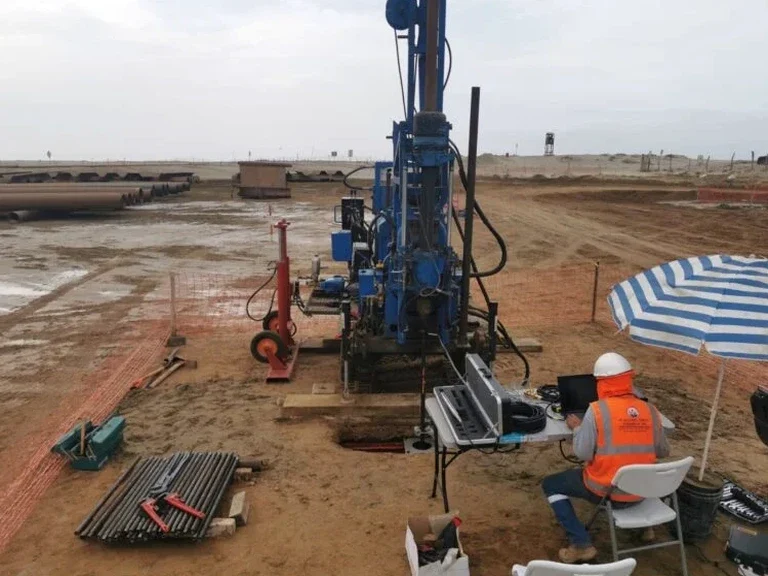 Ensaio CPT em Caruaru: Perfis Contínuos de Resistência de Ponta e Atrito Lateral